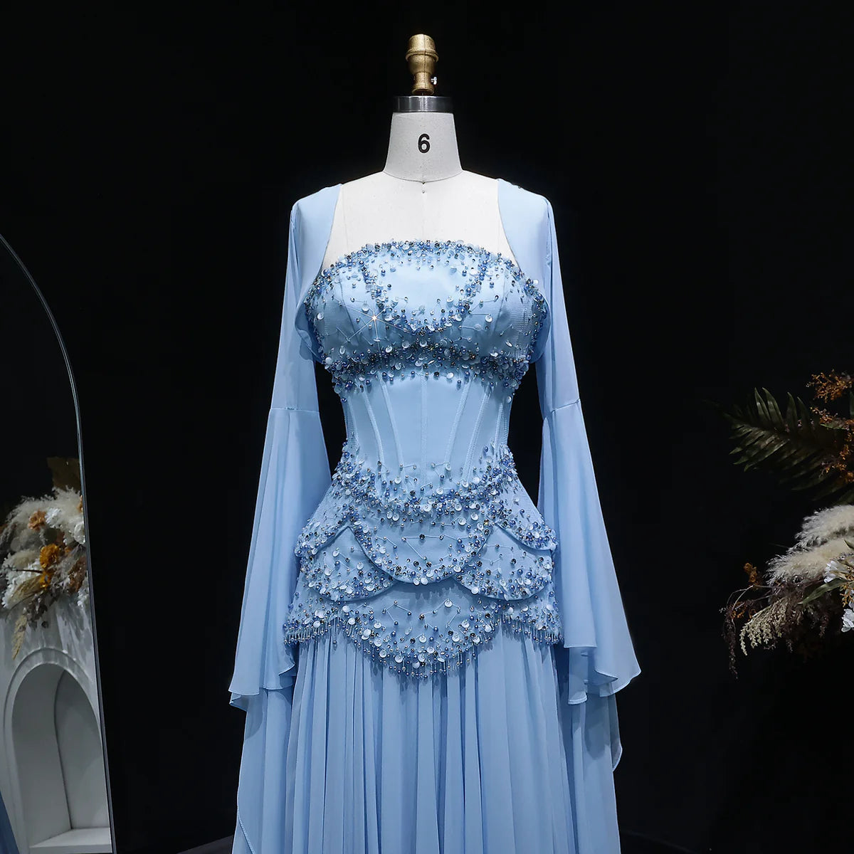 Robe de soirée bleue Muse™ pour l'été avec perles, franges et manteau fluide | L'élégance dans chaque détail