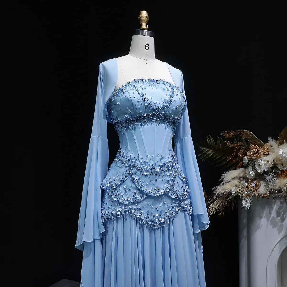 Robe de soirée bleue Muse™ pour l'été avec perles, franges et manteau fluide | L'élégance dans chaque détail
