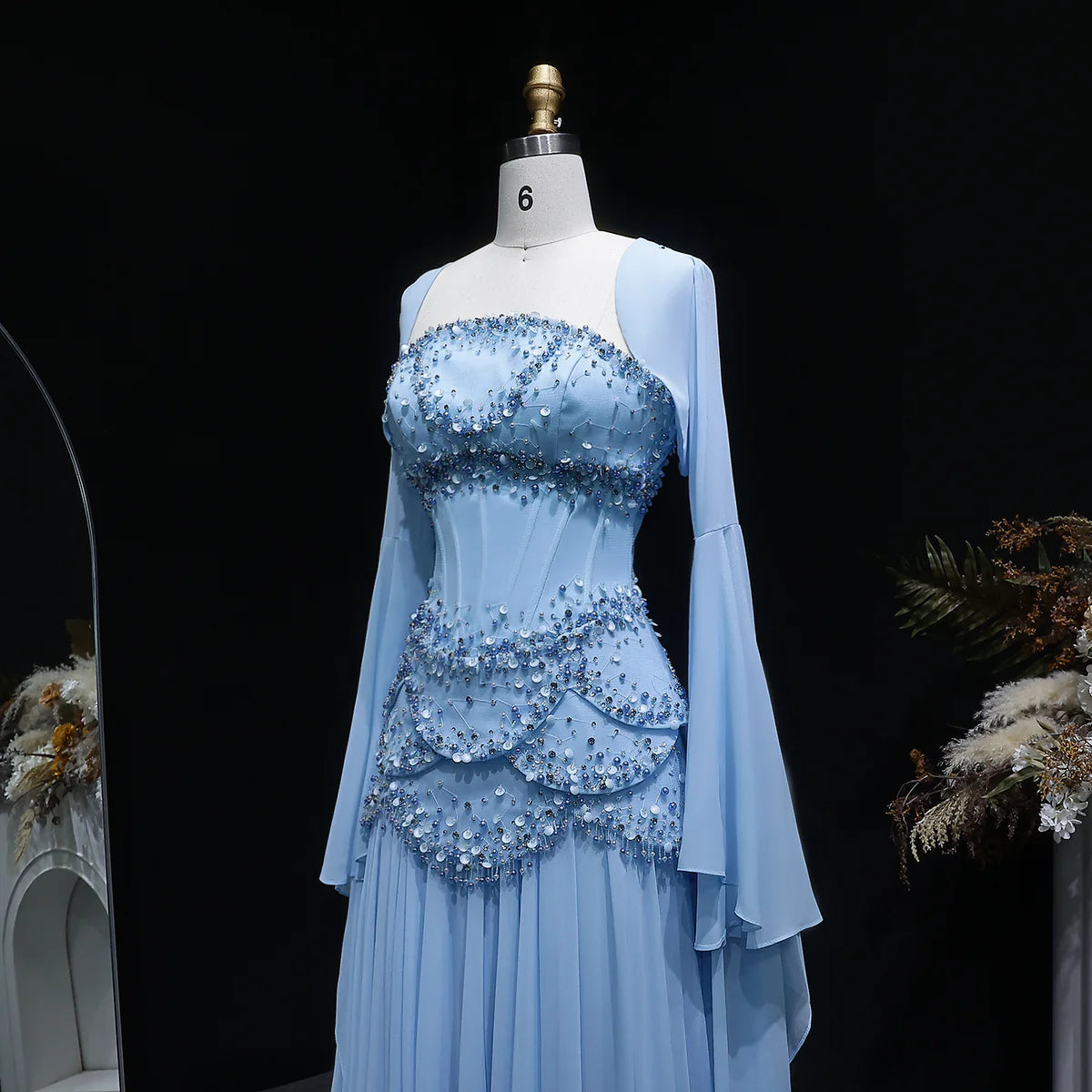 Robe de soirée bleue Muse™ pour l'été avec perles, franges et manteau fluide | L'élégance dans chaque détail