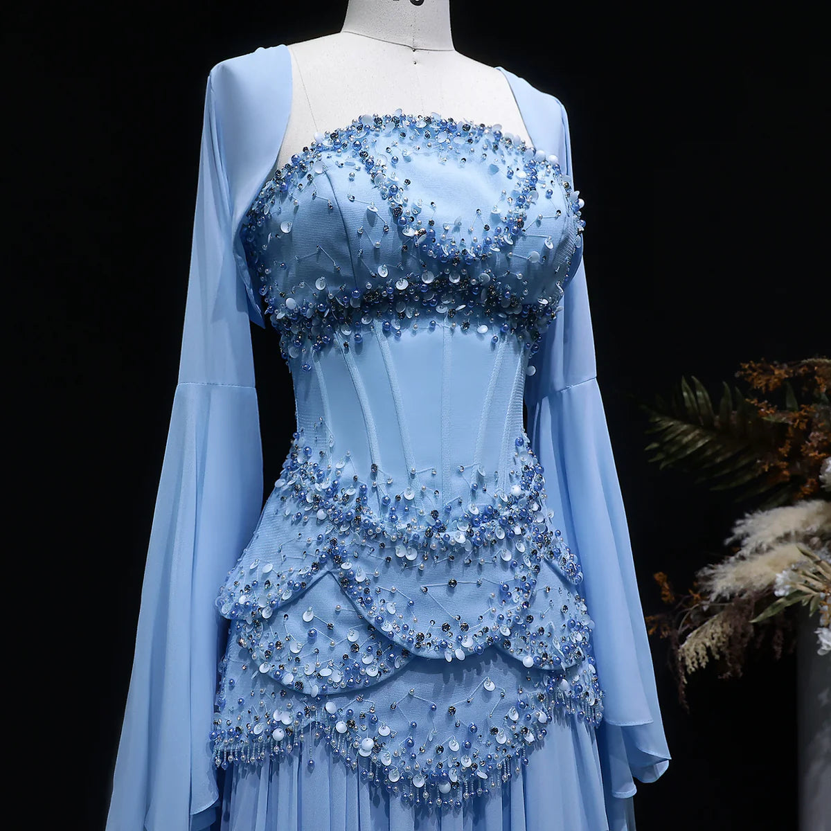 Robe de soirée bleue Muse™ pour l'été avec perles, franges et manteau fluide | L'élégance dans chaque détail