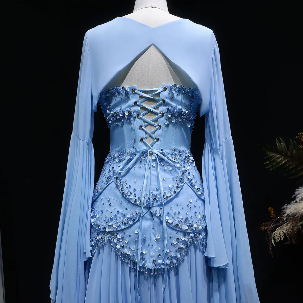 Robe de soirée bleue Muse™ pour l'été avec perles, franges et manteau fluide | L'élégance dans chaque détail