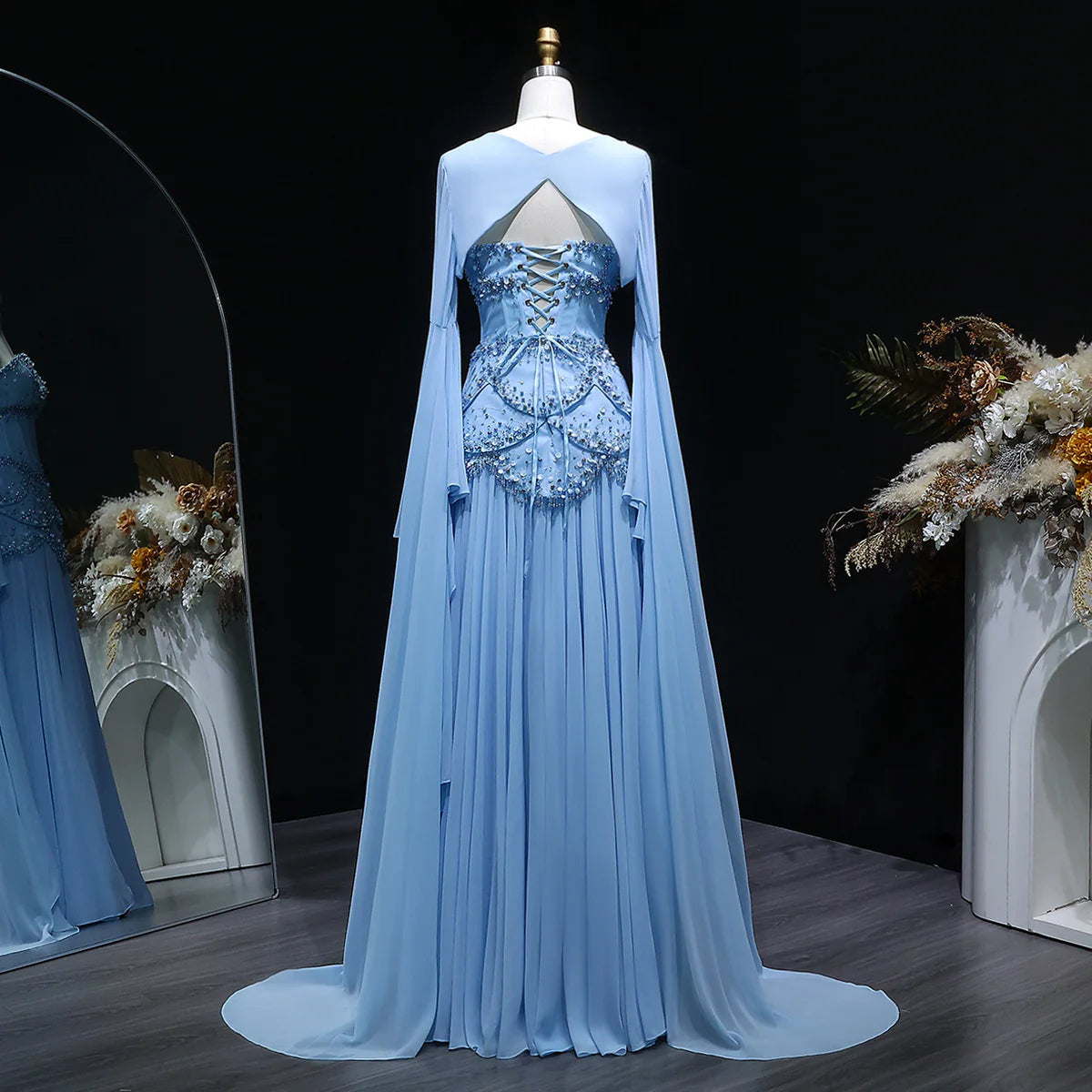 Robe de soirée bleue Muse™ pour l'été avec perles, franges et manteau fluide | L'élégance dans chaque détail