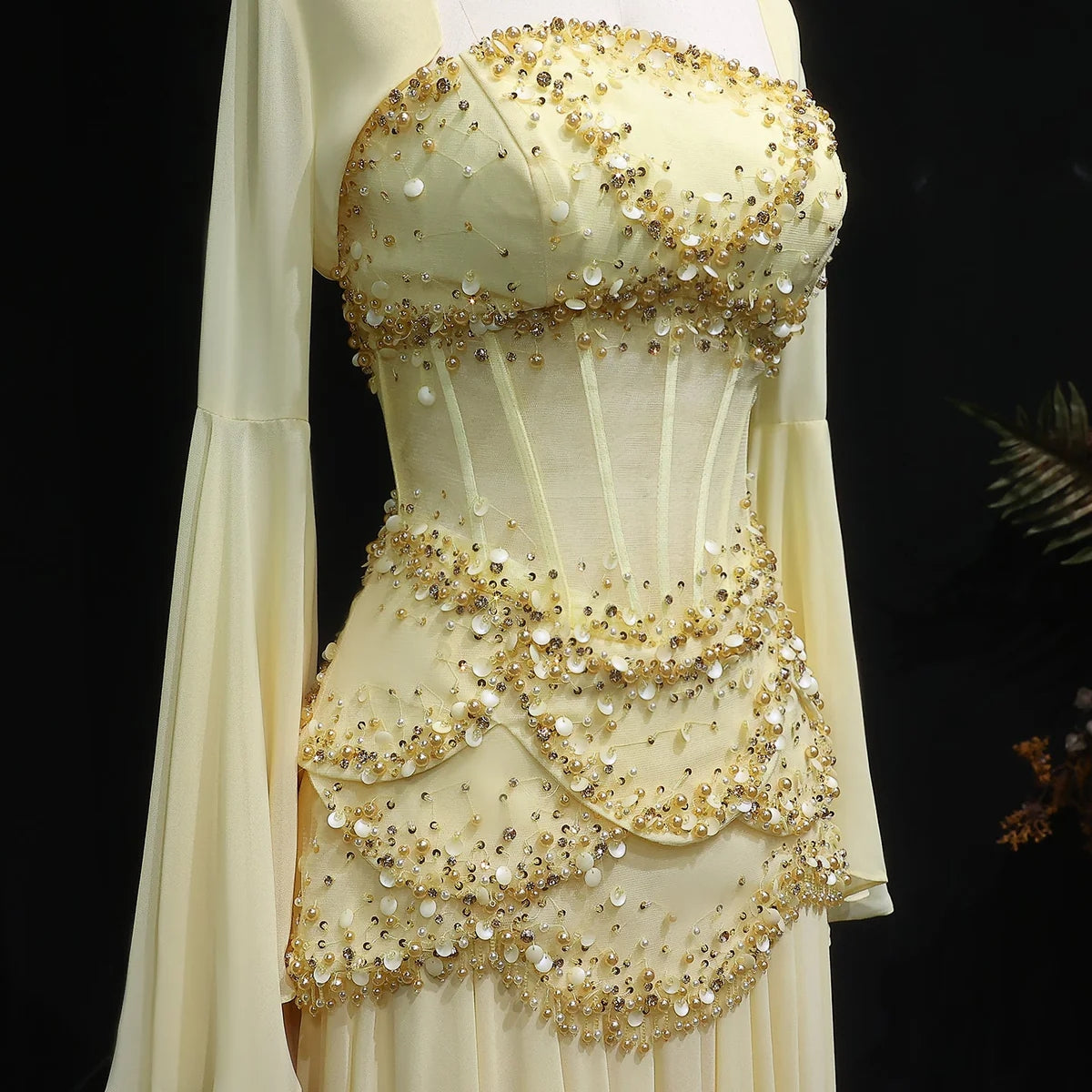 Robe de soirée bleue Muse™ pour l'été avec perles, franges et manteau fluide | L'élégance dans chaque détail