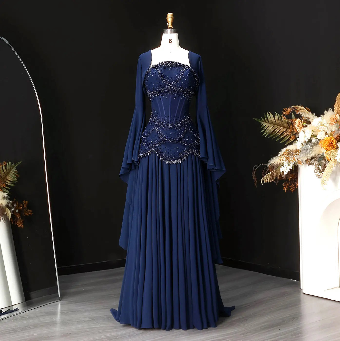 Robe de soirée bleue Muse™ pour l'été avec perles, franges et manteau fluide | L'élégance dans chaque détail