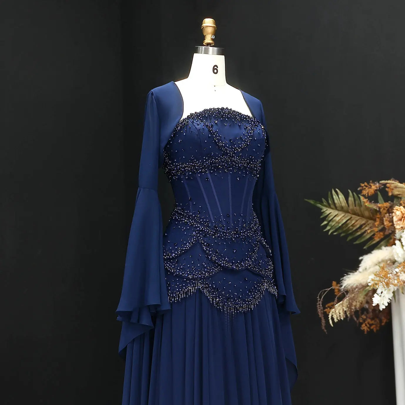 Robe de soirée bleue Muse™ pour l'été avec perles, franges et manteau fluide | L'élégance dans chaque détail