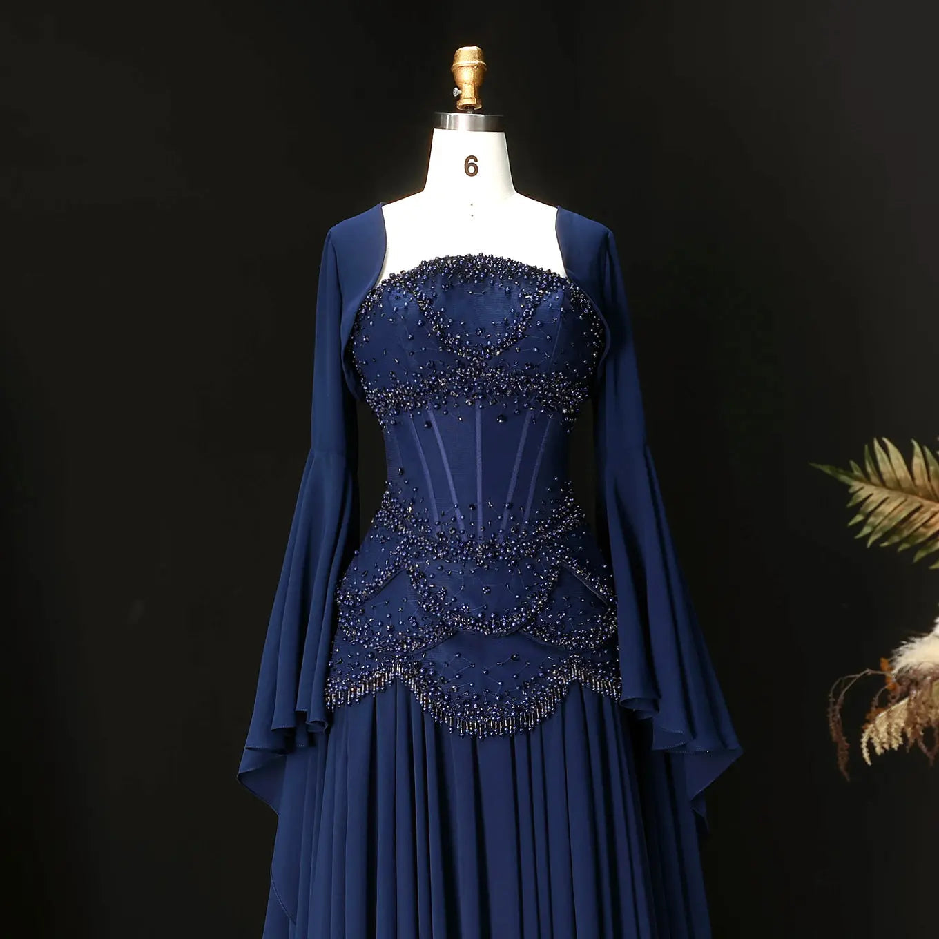 Robe de soirée bleue Muse™ pour l'été avec perles, franges et manteau fluide | L'élégance dans chaque détail