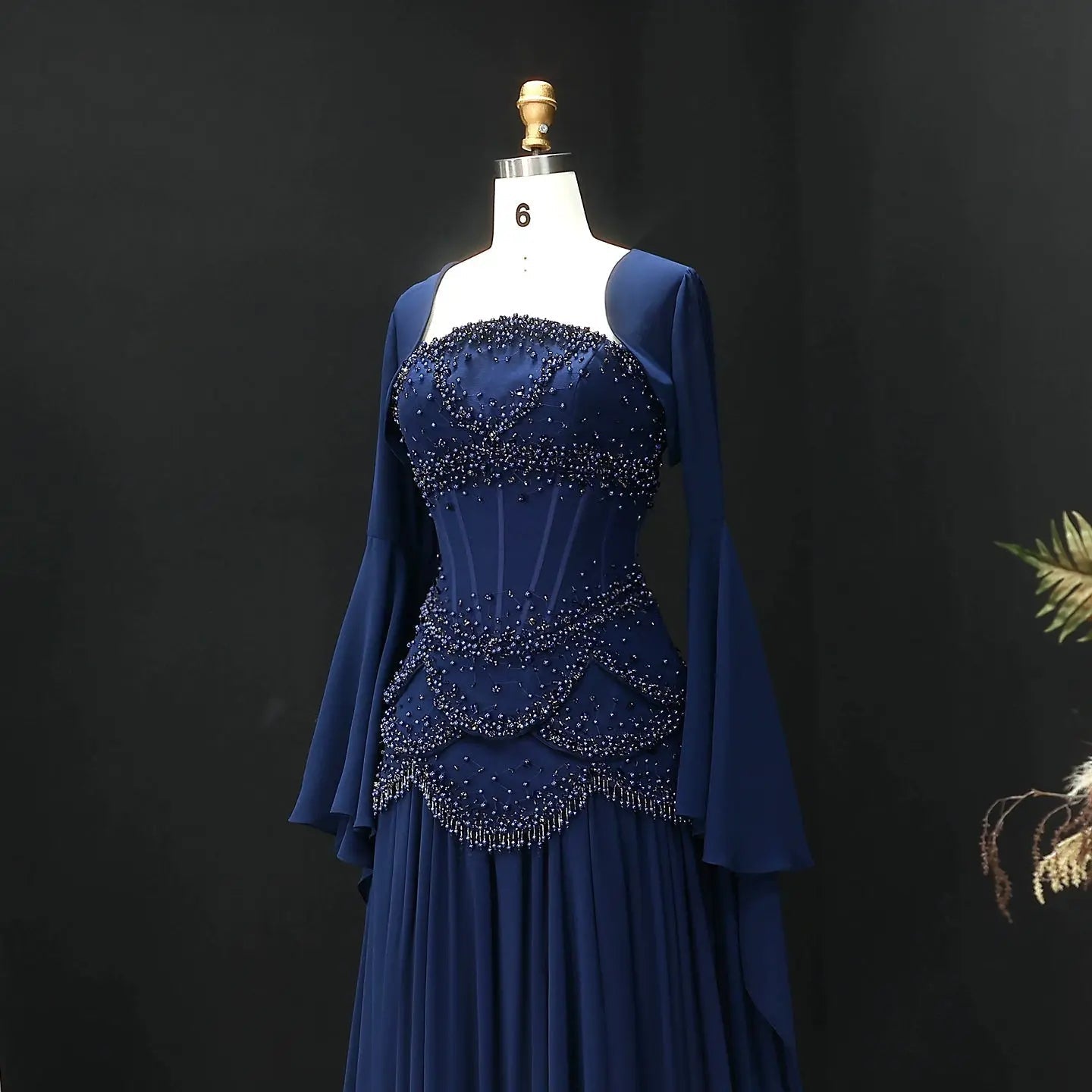 Robe de soirée bleue Muse™ pour l'été avec perles, franges et manteau fluide | L'élégance dans chaque détail