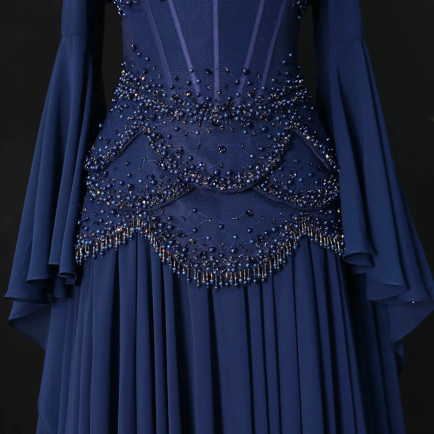 Robe de soirée bleue Muse™ pour l'été avec perles, franges et manteau fluide | L'élégance dans chaque détail
