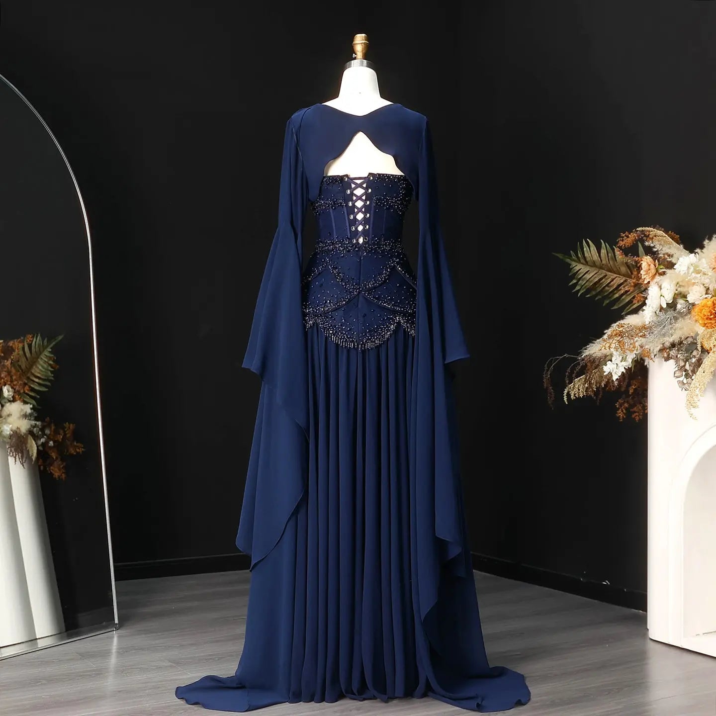 Robe de soirée bleue Muse™ pour l'été avec perles, franges et manteau fluide | L'élégance dans chaque détail