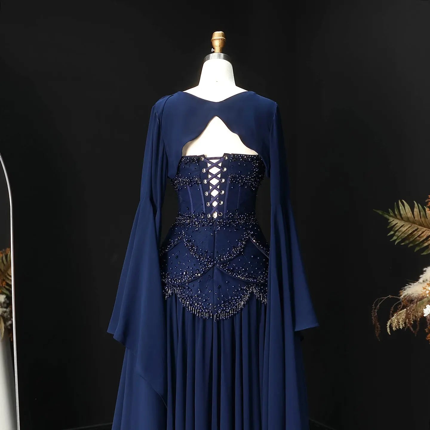 Robe de soirée bleue Muse™ pour l'été avec perles, franges et manteau fluide | L'élégance dans chaque détail