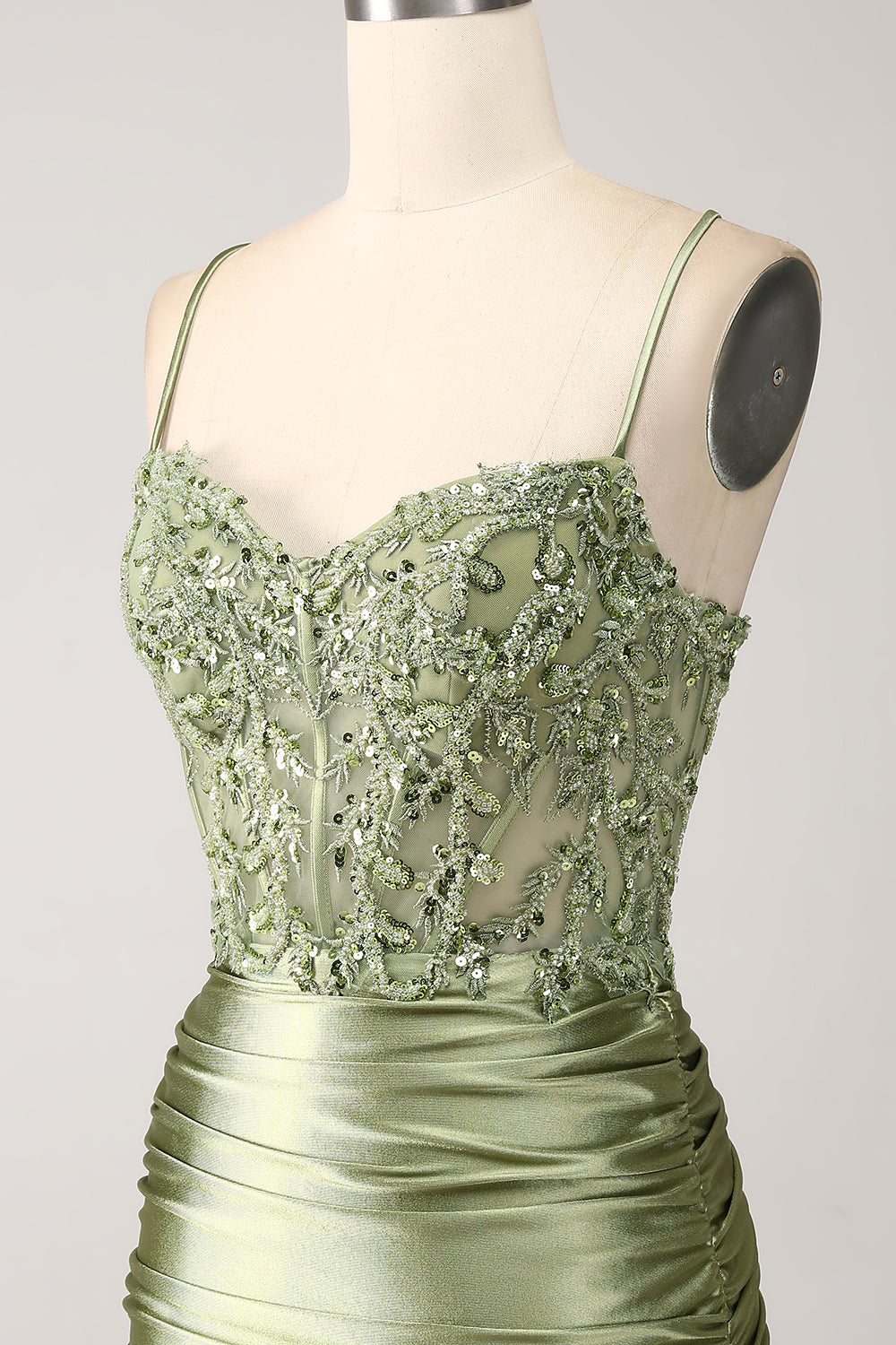 Vestido de Graduación Sirena Verde Salvia con Tirantes Finos, Espalda con Cordones y Abertura