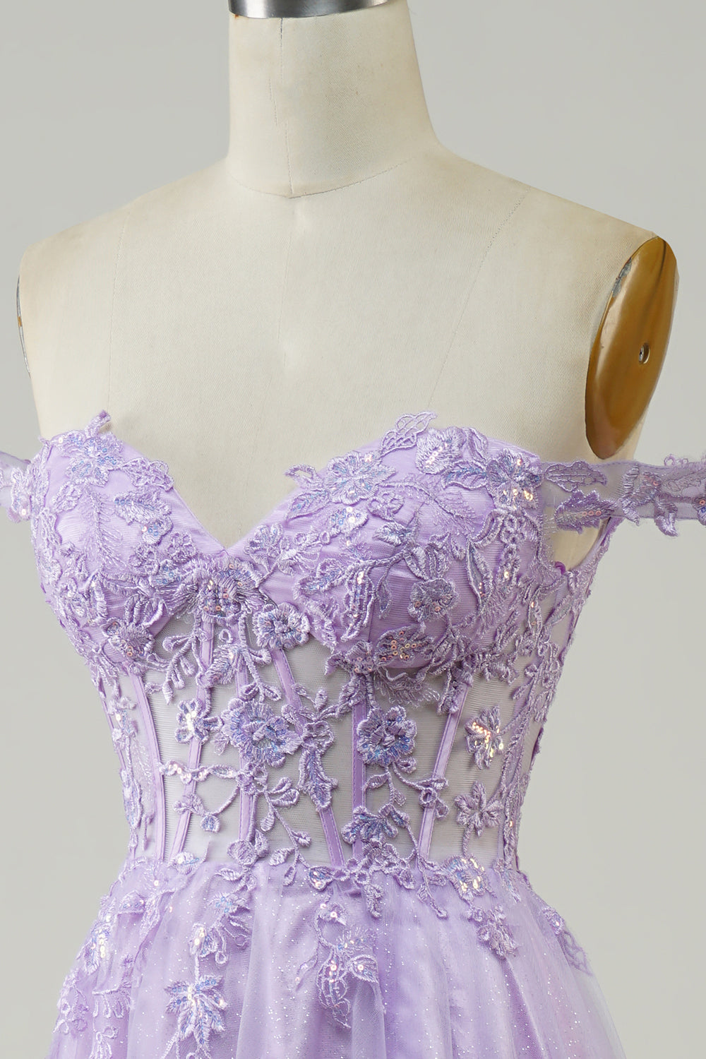 Robe de bal longue en tulle violette coupe trapèze, corset et dentelle