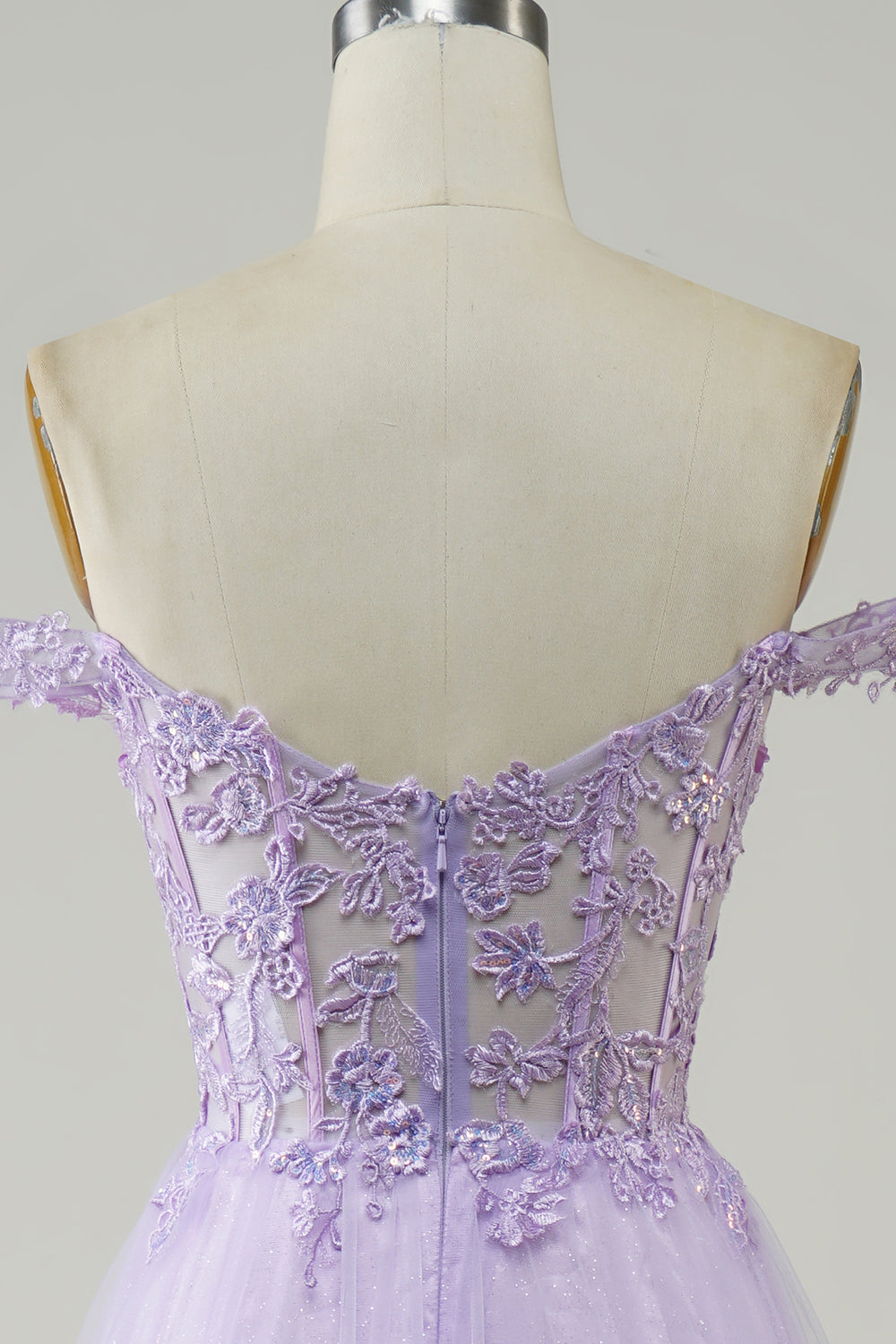Robe de bal longue en tulle violette coupe trapèze, corset et dentelle