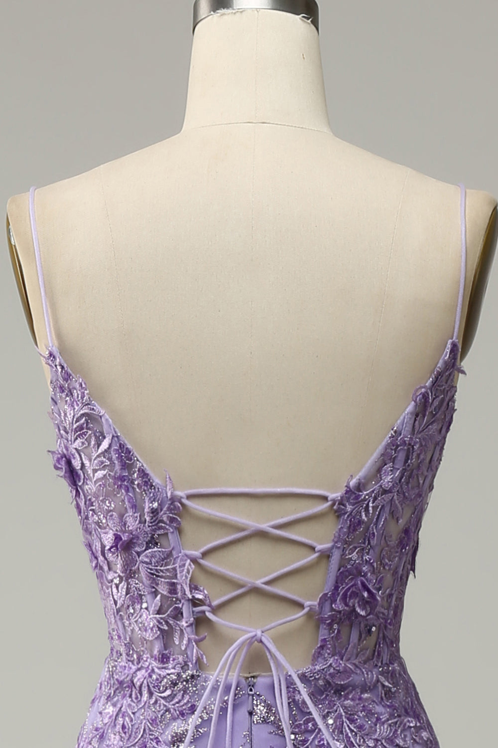 Robe de bal sirène violette à fines bretelles avec perles
