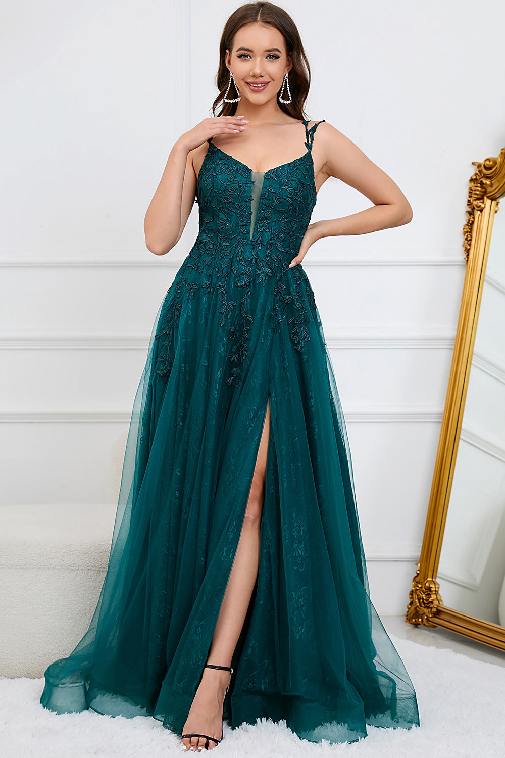 Robe longue de bal de promo vert foncé en ligne A à fines bretelles et à appliques