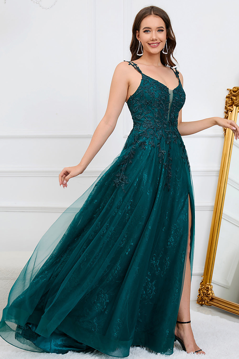 Robe longue de bal de promo vert foncé en ligne A à fines bretelles et à appliques