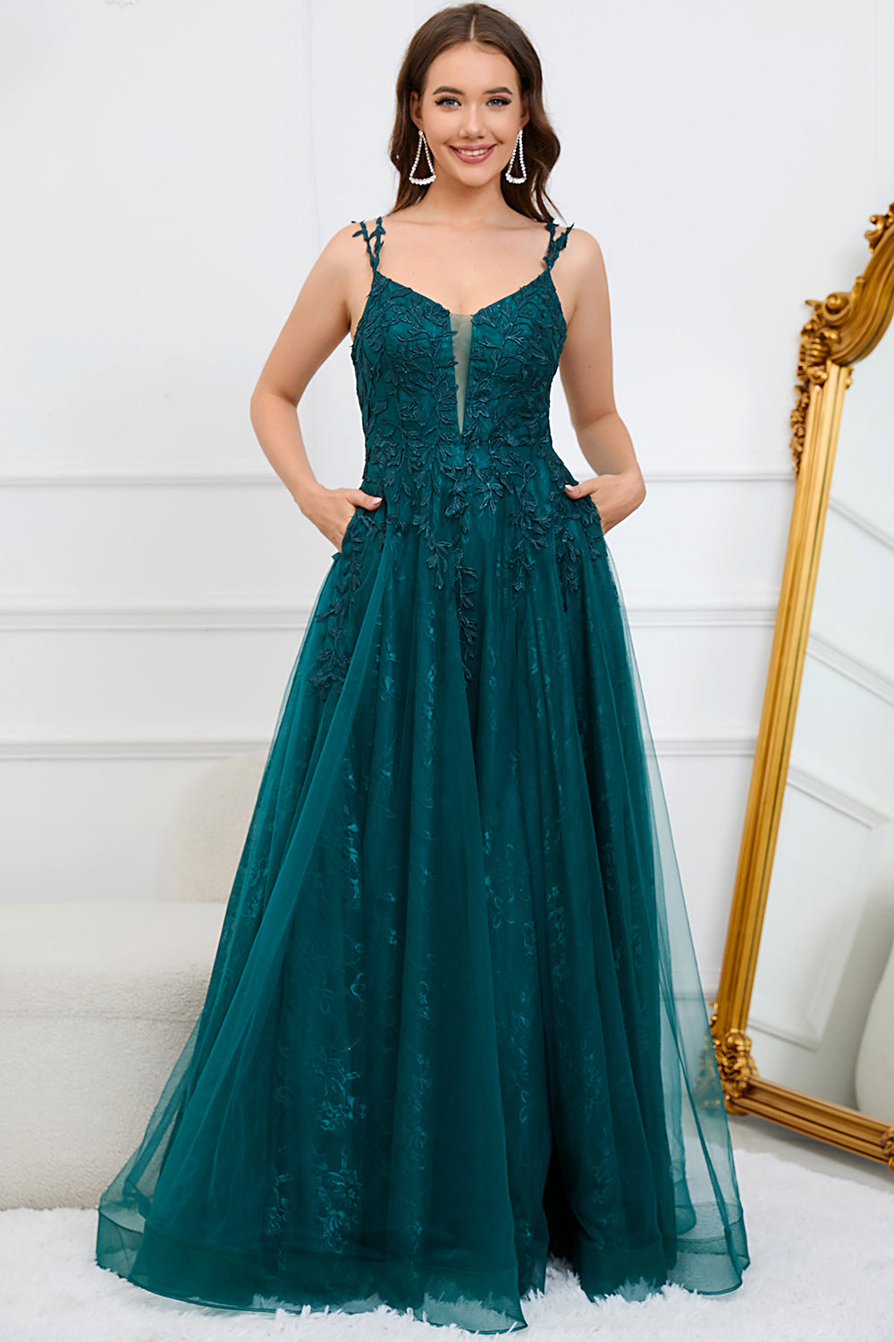Robe longue de bal de promo vert foncé en ligne A à fines bretelles et à appliques