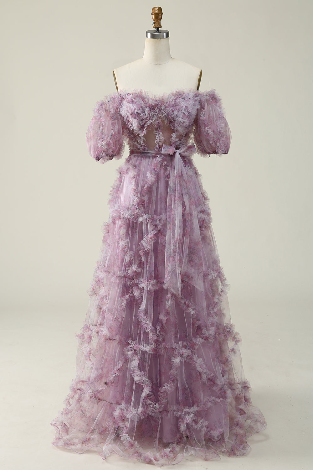 Une longue robe de bal violette à épaules dénudées avec imprimé