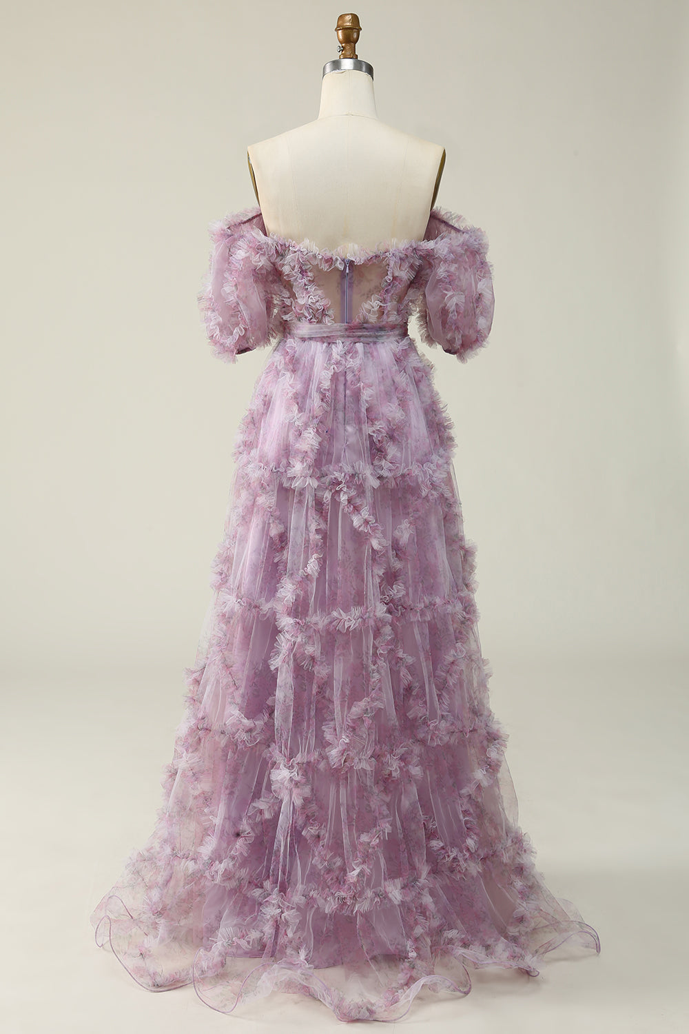Une longue robe de bal violette à épaules dénudées avec imprimé