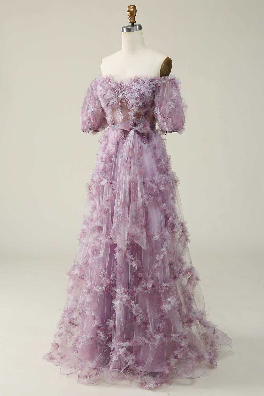 Une longue robe de bal violette à épaules dénudées avec imprimé