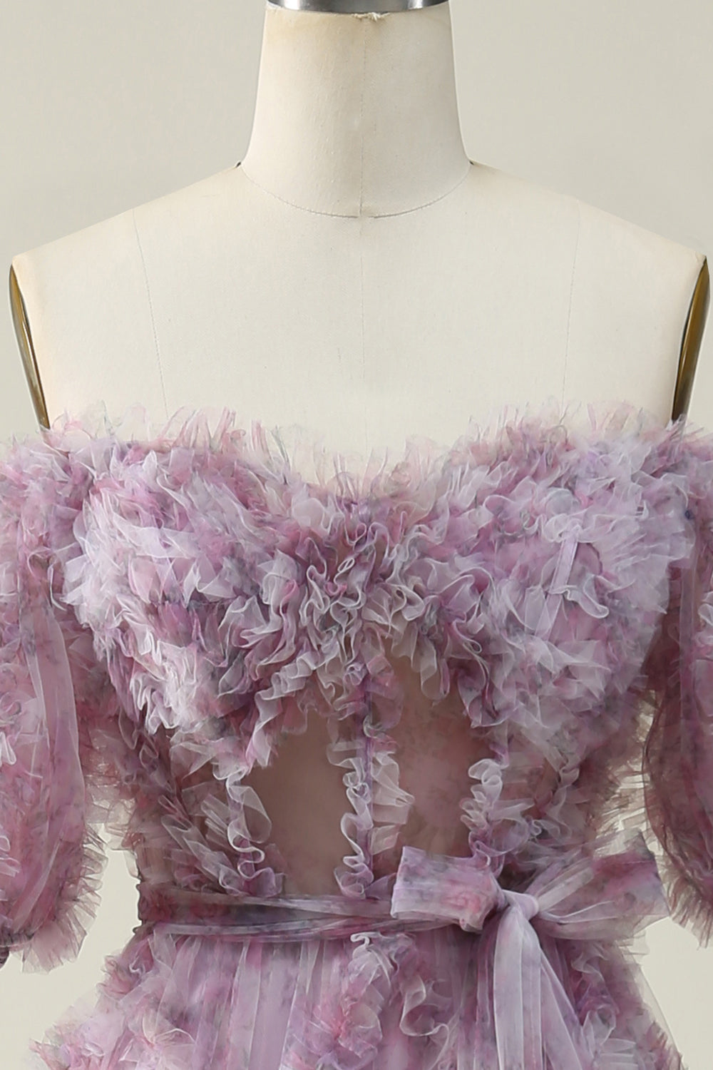 Une longue robe de bal violette à épaules dénudées avec imprimé