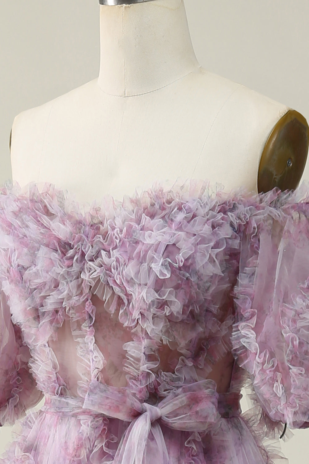 Une longue robe de bal violette à épaules dénudées avec imprimé