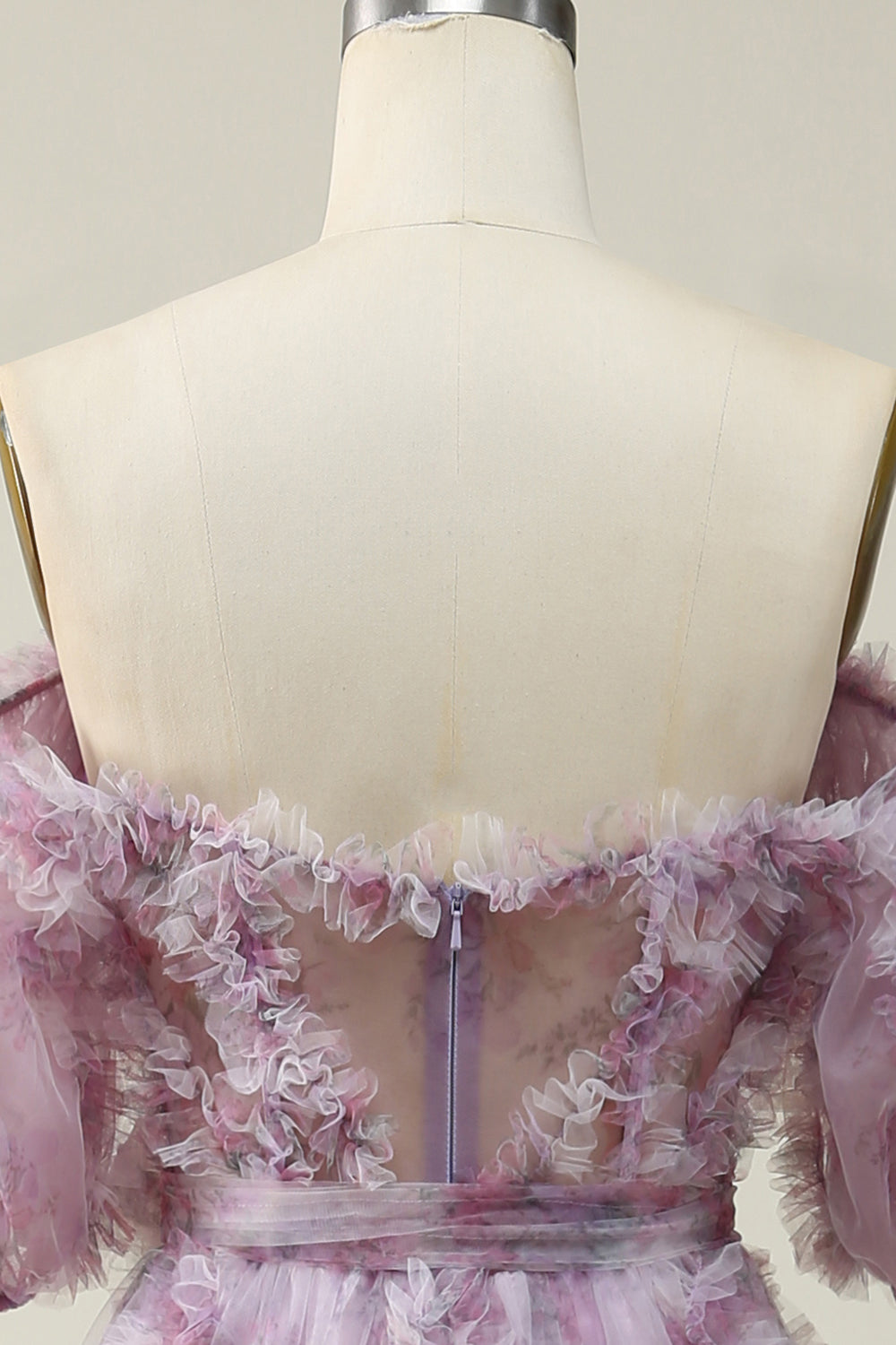 Une longue robe de bal violette à épaules dénudées avec imprimé