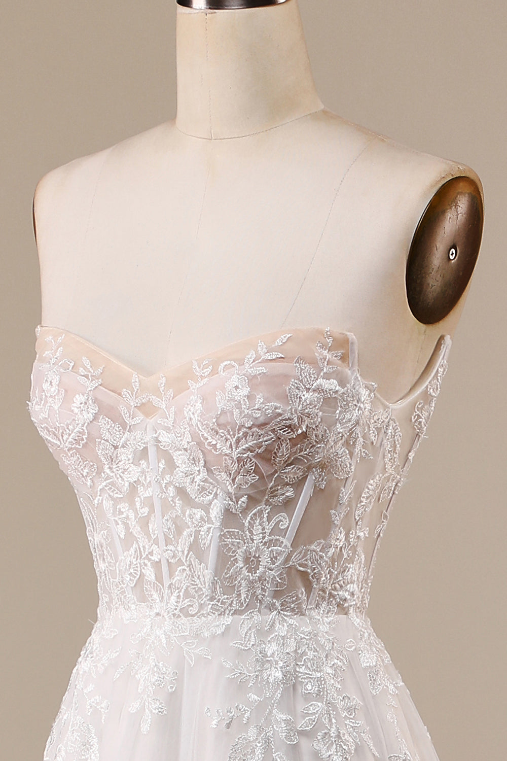 Robe de mariée bustier en tulle ivoire détachable épaules dénudées