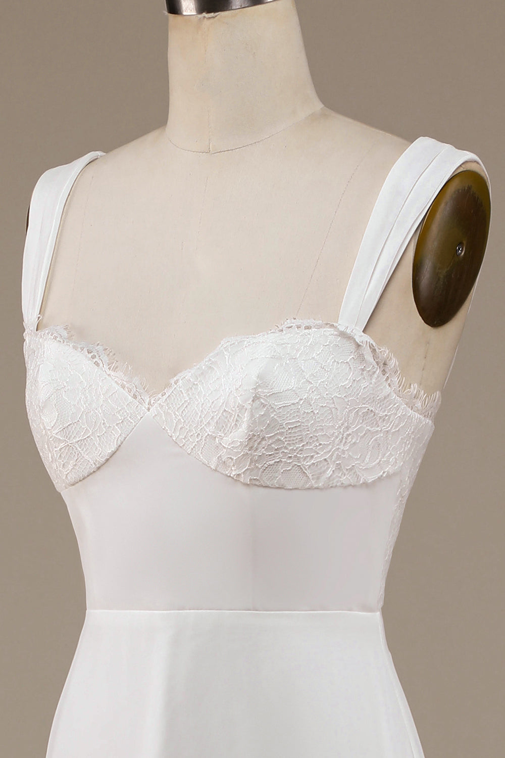 Robe de mariée bohème ivoire à encolure dégagée et en dentelle
